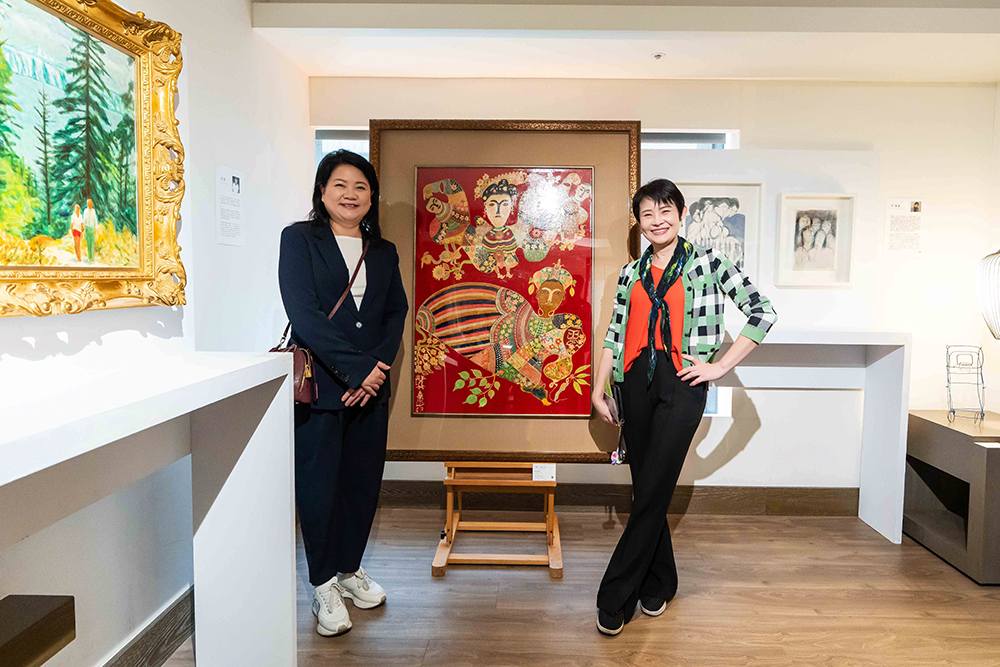 ART TAINAN 2026 文化部藝術發展司周美菁司長（左）與畫廊協會陳菁螢理事長（右）參觀尊彩藝術中心展間洪通作品