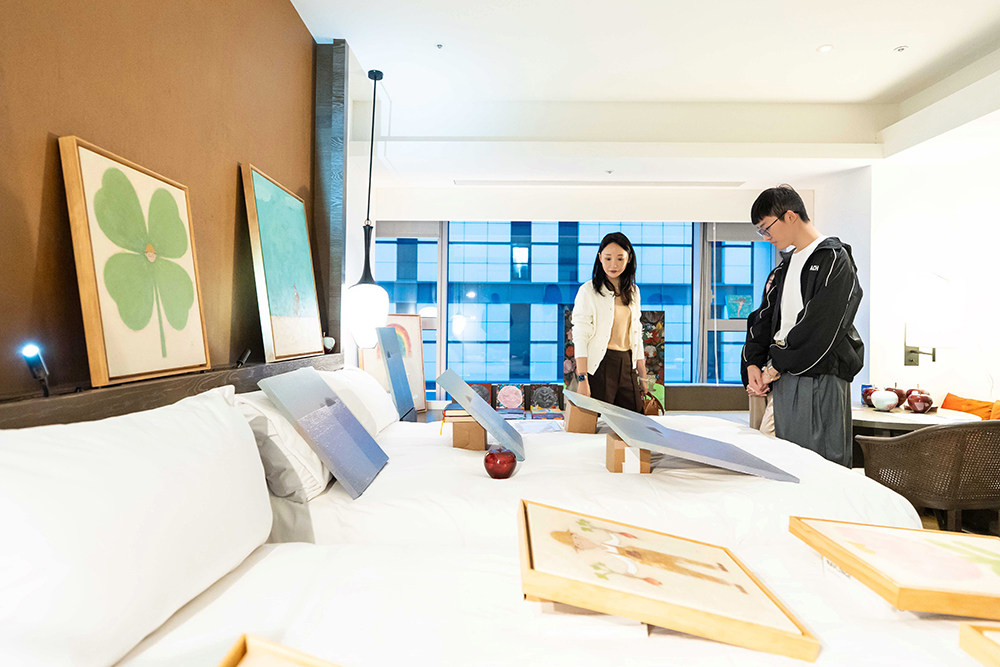 ART TAINAN 2026. 嘉義市立美術館潘青林館長（畫面中）參觀GALLERY WHITE BIRCH