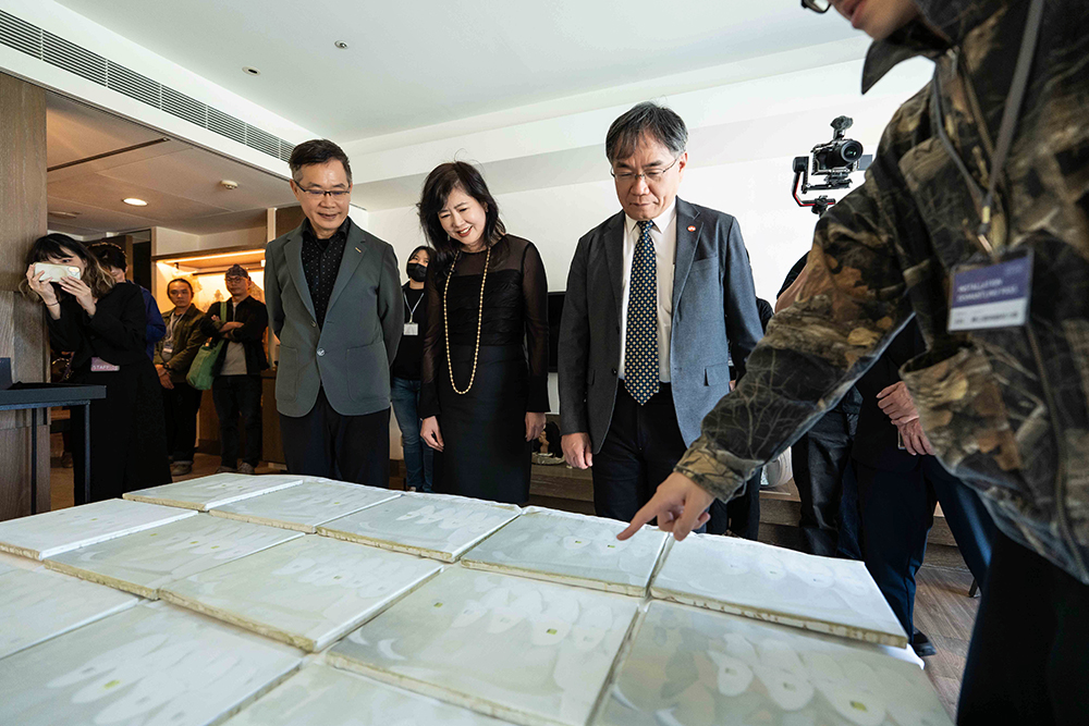 國立臺南藝術大學展間 - 南藝．南域（左起臺南市美術館龔卓軍館長、畫廊協會秘書長暨臺南市美術館董事長游文玫、國立臺南藝術大學校長邱上嘉）
